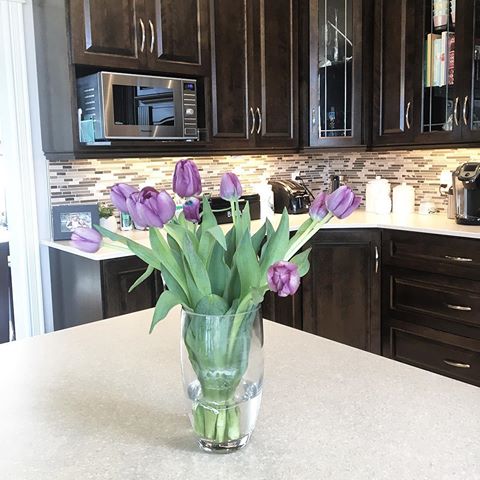 Fresh flowers and a freshly cleaned kitchen. Doesn’t get much better than that!✨💖🌷 ✨#flowercenterpiece #whitecountertops #interior4homes #interior4u #interiors123 #neutralhome #whitekitchen #dreamkitchen #homesweethome🏡 #cleankitchen #twotonekitchen #kitchensofinstagram #kitchenisland #interiordesign #kitchendecor #kitchendesign #kitchenware #lifestyleblogger #homeblogger #homeaccount #homeinspiration #homedesign #instahome #homeinspo #hinching #hinched #imahincher
