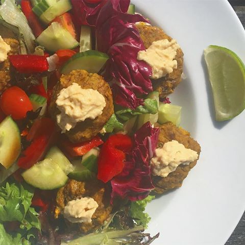 | Falafel 🥙 salad 🥗 | Homemade falafels- made with 1/2 red onion, 1/2 tsp cumin, 1/2 tsp turmeric, 1/2 tsp paprika, 55g chickpeas, 95g green lentils, 1 egg white, pinch of parsley, salt & pepper. Falafels are then put in a salad consisting of cucumber, mixed leaves, cherry tomatoes, humous & fresh lime juice for an extra zing 💫 | #simple #food #foodphotography #foodie #foodies #foodiesofinstagram #instafood #instagood #foodstagram #inspo #healthyfood #goodfood #vegetarian #dairyfree #yummy #yum