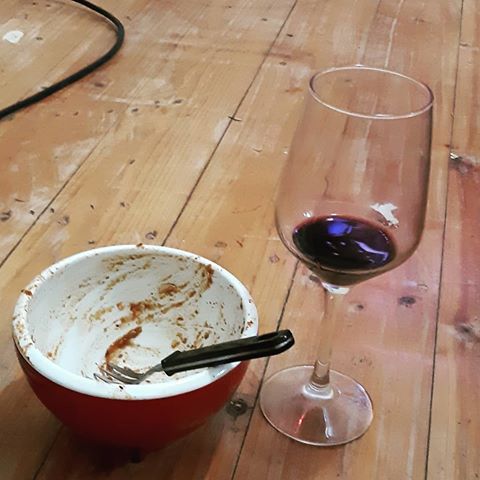 Eating dinner on the floor?
Classic "move-into-a-new-house" move!
.
.
.
#dinner #newhouse #moving #newhouse #pasta #redwine #floor
