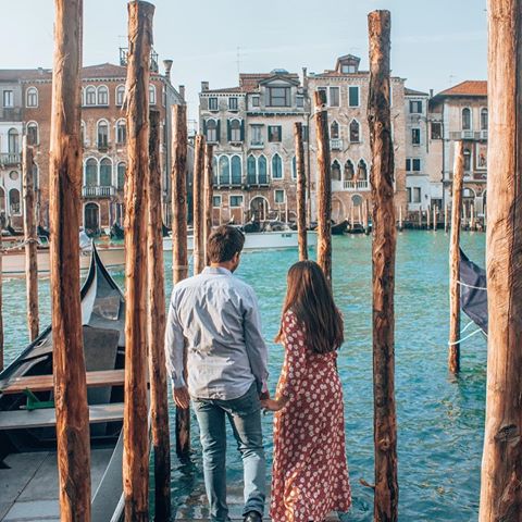 🌹UNA CIUDAD QUE ENAMORA🌹
•
Está más que claro que hemos venido enamorados de Venecia, ¿verdad? 😃
•
Sin duda alguna es una de las ciudades más fotografiables en la que hemos estado. •
📸Esta foto la sacamos en un muelle al lado del Hotel “The Gritti Palace”. Desde este rincón podréis disfrutar de unas vistas preciosas de la Basilica de Santa Maria della Salute, tal y como os enseñamos en otro post 😜
*
*
*
#ohmyglovers #venecia #venezia #compartiresdeguapas #compartiresvivir #muelle #venicelove #venicelovers #igersvenezia #coupletravel #travel_captures #viajeros #exploremore #alitalia #italygram #mrwonderfulcities #buscablog #dametraveler #iamtb #viajeras #viajaresvivir #quetalviajar #travelblogger #travel_captures #forbestravelguide #travellovers #italy #italia