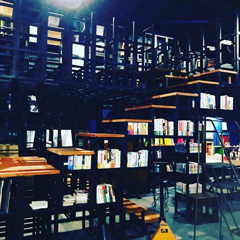 会社に自社開発のeditQubeで2階と階段を当社の青木が一人で一日で作りました！
今から皆で、宿泊スペースや飲食スペース、シェアオフィス、図書スペースなど、皆が来れる場を構築していきたいと思います！
editQubeの可能性を感じながら、色んな見せ方、使い方を追求していきたいと思います！
#artist #art #design #book #bookshelf #yokohama #hotel #図書館 #階段 #factory #工場 #architecture #建築 #鉄紺色 #work #workspace #黒板アート #黒板
