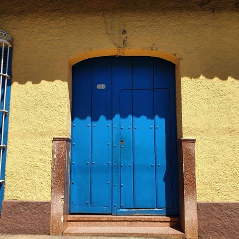 Puertas que te llaman
Viajera en Trinidad, Cuba .
.
.
.
#doors #Cuba #Trinidad 
#colourpop #trippy #insta #chill #girlstrip #momlife