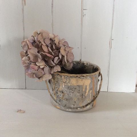 I love a drippy old paint kettle. Happy Sunday all! x
.
.
#drippypaint #paintpot #newstock #antiquesforsale #vintageforsale #vintagedealer #antiquedealer #buyvintage #lovelysquares #homedecor  #countryhomesandinteriors #interiordesign #interiorstyling #interiorinspiration #farmhousekitchen #periodhome #the #interiordesign #oldmeetsnew #countryhomes  #myconsideredhome #homesandantiques  #styleitwithvintage #vintagehome #frenchvintage #countryhousedecor #oneofakind #vintageprops #littlegreywren