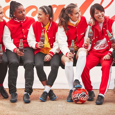 Conheça o #TeamCocaCola, o nosso time formado por 6 craques do futebol mundial e que tem um propósito maior do que qualquer título: o de jogar juntas e por todas as mulheres do mundo. Na hora de torcer pelo futebol feminino, #VaiNoGás #FIFAWWC