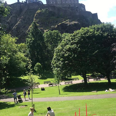 Live from Princes St. Gardens. What a day! ❤️☘️🌲 #princesstreetgardens#edinburgh #scotland#castle#history#park#sunnyday#lloveit#english#