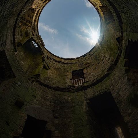 Looking up to the sky from one of the Conwy Castle towers #ig_myshot #the_mirror_of_our_souls #ethereal_mood #sombresociety #thewalescollective #discovercymru #wanderlustwales #loves_united_wales #capturingbritain #britains_talent #castlesofinstagram #castles_oftheworld #ig_photostars #conwy #uk_shooters #ukshots #explore_britain #fiftyshades_of_history #rsa_architecture #architecture_hunter #architecture_greatshots #sunburst #picture_to_keep #ig_great_pics #bestukpics #pocket_sky #sky_captures #sky_brilliance #skylovers #loves_united_kingdom