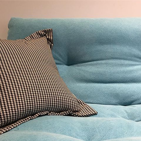 בכל מקום בכל מצב בכל צורה , שחור ולבן תמיד עושים את העבודה. 
#interiordesign #erezlevidesign #homedesign #texture #blackandwhite #sofa #madeinisrael #homedecor