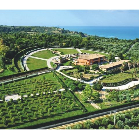 Large luxury villa 🏡 overlooking the sea 🌊 at 11 km. from San Benedetto of Tronto.
Indoor pool 🏊 and 12 hectares of land with olive trees and lawned park. Guest annexe and caretaker's house.
Luxury finishes, marble floors, ancient brick vaults, wainscoting.
More info here: 👉 https://bit.ly/2IbmgFS 👈 🌍 Location: San Benedetto del Tronto - Marche - Italy
📧 info@casait.it
#casaitalia #casaitaliainternational #realestate