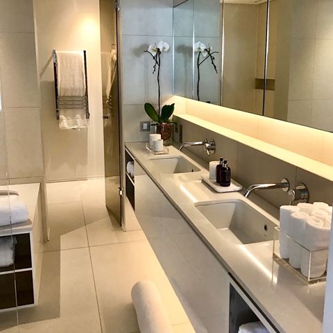 Main bathroom #bathroomdecor #interiordesign #customaccessories #janinelazardinteriors #luxuryapartments #bathroomstyling#decor