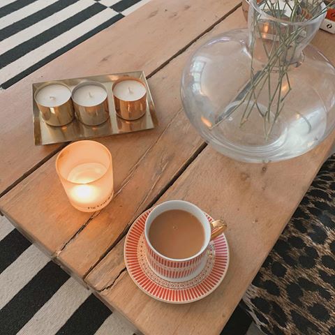 Low key obsessed with these new cups. Tell you what, that’s a decent brew from our lad aswell. Much needed. TGIF tomorrow 👩🏽‍💻👊🏼💤
.
.
.
#TreatYoSelf #Home #CornerOfMyHome #PinkInterior #HomeStyle #RealHomes #MyGorgeousGaff #ApartmentTherapy #InteriorMilk #Homes #Coffee #Chill #Homes #InteriorInspiration #LivingRoomDecor #InteriorStyle #InstaLiving #SassyHomeStyle #MyNordicRoom #MyHyggeHome #InteriorBoom