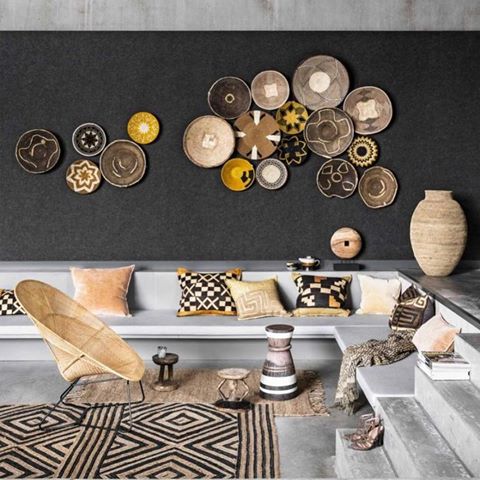 Sunday night wine in hand scrolling through Pinterest! Had to share this as you know I love a basket wall and this just ticked all my boxes, including the injection of mustard. 💛 cheers 🥂 it looks pretty awesome hey? Source unknown 🤷🏼‍♀️ #mustard #basketwall #tribaldecor #interiors #pattern #interiordecor #darkwalls