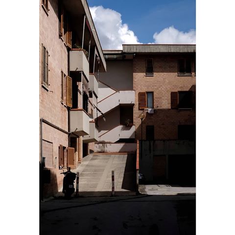 Another snap from my wonders around the outskirts of #Siena #Italy enjoying the diversity of style from one block of flats to the next. .
#architectural #architecture #design #architect #architecturephotography #art #interiordesign #architecturelovers #archilovers #building #photography #arquitectura #arch #designer #architects #interior #architettura #hunter #architectureporn #architecturedesign #archdaily #instagood #home #travel #photooftheday