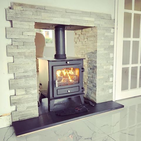 #avalon4doublesidedsingledepth #brazilianslate #oystersplitfacetiles #doublesided #multifuel #warmandcosy #fire #anotherhappycustomer #dream_interiors #getyourdreamhome #veteranownedbusiness @hunterstovesgroup @toppstiles 🔥🔥