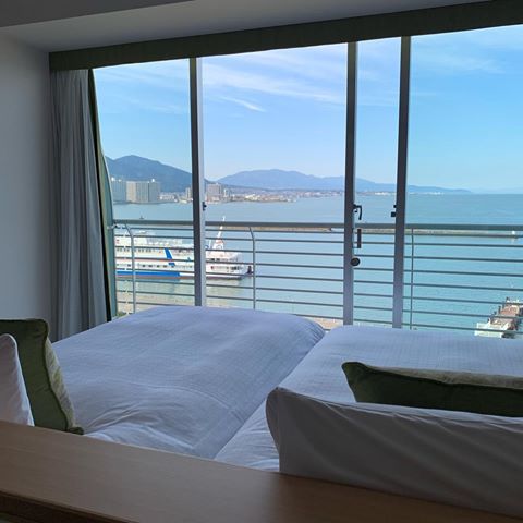 2泊目に泊まった #琵琶湖ホテル
.
Lake Biwako in Shiga , Japan .
.
.
いろんな部屋があってどれも魅力的だったんだけど、一番ベーシックな部屋がベッドの前が窓なの！！！！！ 他の部屋はミニバーの飲み物とかも無料で良さげだったけど、寝ながら外が見れるって最高すぎてこの部屋に♡
海辺のホテルって波の音がうるさすぎて寝れない時もあるけど、湖って静かで癒されるね😊
セトレのご飯も、駅にあった炉端焼き屋さんもめっちゃよかった♡ .
.
.
#琵琶湖#滋賀
#travel#travelgrams #explorer #travelpic #travelphotography #japan#biwako#hotel#shiga#beautiful