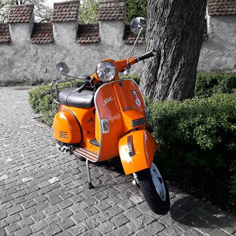Cool ride 🧡
#zug #ilovezug #stadtzug #vespa #scooter #biker #bikers #motorcycle #motolife #fifties #star #lml #orange #oranje #speed #cool #stylish #lifestyle #modernliving #switzerland #myswitzerland