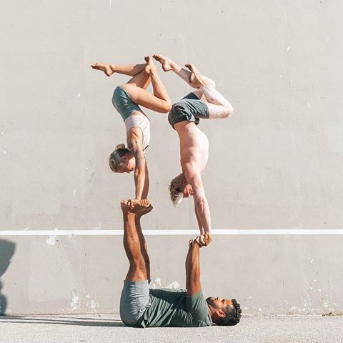 We are more powerful when we empower each other 🙏
Get those Friday feels going & ➡️SWIPE RIGHT➡️ to see how @acrowithjon made this magic with his acro friends 🙃 #aloyoga #acroyoga 
Tag someone below you want to try this with! 🙌