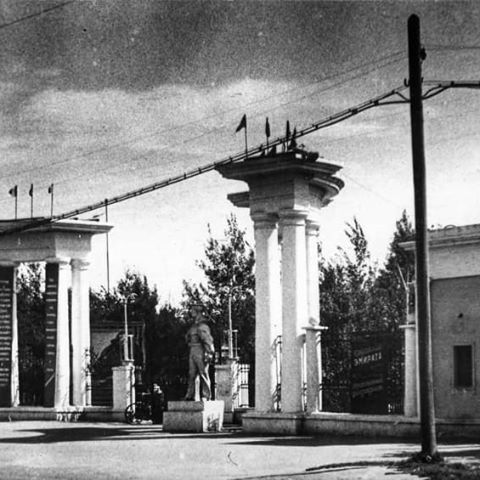#history_kms, #арка в #парк #строитель, #комсомольскнаамуре, #стройка, #город #юность, #ссср