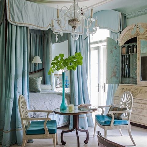 A scrumptious bedroom🌿🌿🌿soooo incredibly pretty 🌿🌿🌿Barry Dixon🌿🌳🌿 .
.
.
.
.
.
.
.
.
.
.
.
.
#luxuryinterior #bedroomdecor #bedroomdesign #bedroominterior #bedroomdecoration #blueandwhitedecor #blueandwhite #beauty #style #design #architecture #pillows #couture #interior #interiordesign #interiorstyling #interiors #interiorinspiration #interiordecor #homeinterior #homedecor #decorative #decor #styleinspo #styleinfluencer #gardenview  #flowers #curtainsdesign