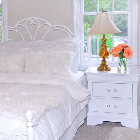 The one thing I always like to have on my nightstands are beautiful bright flowers. They always make for a great start to the day. 
By @officialchisala . .
.
.
.
.
.
.
.
.
.
.
.
.
.
.
.
.
#white #whiteinterior #whitedecor #bedroomdecor #masterbedroomdecor #masterbedroom #interiordesign #interiordesigner #decorblog #homedecor #bedrooms #homesweethome #decor #deco 
#interior #design #homesweethome #decoration #home #instadecor #bhghome #elledecor #southernhomes #homedesign #blog #interiors #interiorstyling #whitebedroom #bedsidelamp #bed #bedroomdecor