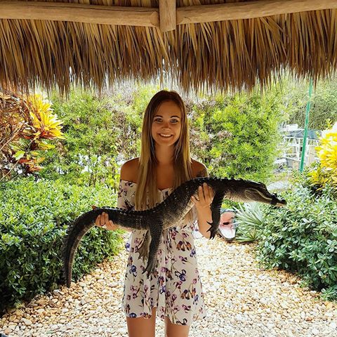 Let's do a little sunday #throwback 
It was my first time I was in america and I think my face says everything, how I felt in the moment I was holding this little baby 😜 and in general. ♡ #usa love💜
.
.
.
#babyalligator #florida #miami #orlando #nationalpark #travel #travelawesome #travelgram #schweiz #zurich #wanderlust #alligator #baby #animals #animal #smile #art #instapic #pictureoftheday #girl #beauty #beautiful #losangeles #california #nyc #hair #hungariangirls #dress