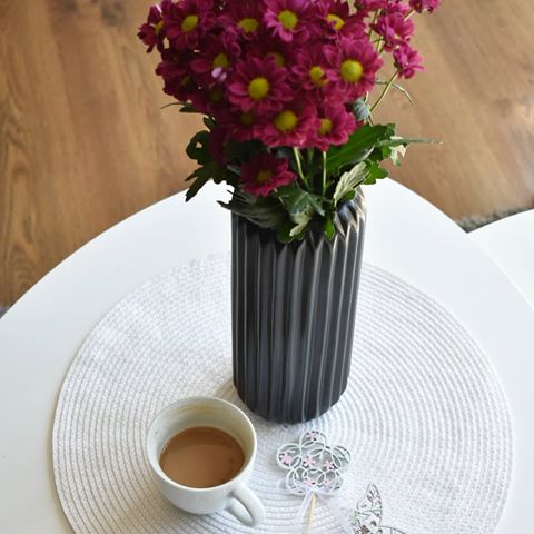 Hej hej! Nieobecna wczoraj, dziś witam się podwójnie ☕☕
Jedna osoba, tyle funkcji i o! Wychodzi, że brak czasu to już norma. Ale LUBIĘ jak się dzieje, więc nie narzekam 😁 kawa i do pracy ☕
Miłego dnia ❤
.
.
.
.
#dzieńdobry #goodmorning #kawa #coffee #CoffeeTime #czasnakawę #kwiaty #świeżekwiaty #flowers #margaretki #dom #home #myhome #homedetails #homedecor #homedecoration #decoration #decorhome #interior #interiordetails #interiordecorating #AEMMKhome 🌼