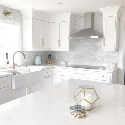 Wondering which style kitchen sink is best for your home? Check out our Kitchen Sink Buying Guide. Link in bio. | 📸 #regram: @red.farmhouse