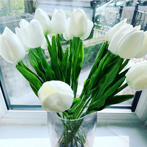 😍😍 I love these fake tulips 😍😍 #fresh #housedecoration 
#homeofinstagram #homeofinsta #homesofinsta #ahomewithlove #floraldecorations #flowers #flowersofinstagram #floraldecor #decor #homedecor #greyhome #greydecor #homedecor #home #homesofinsta  #homeofinstagram #homeinspiration #homedesign #homestyle  #homeinterior #interiordesign #homedesign #tulips #artificialflowers #homeaccount 
#mumblog