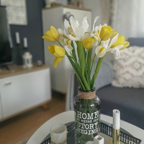 ✘ Dopada lι vaм ѕe ova ĸoмвιnacιja ιrιѕa ι тυlιpana?  Mene je ovaj вυĸeт odυševιo 💛
.
.
.
#homedecor #homedecoration #homedetails #springtime #freshflowers #flowers #myhome #myhomevibe #cozyhome #homedecor #myhome #livingroom #livingroomdecor #livingroomdetails #livingroomdecoration #cozyvibes