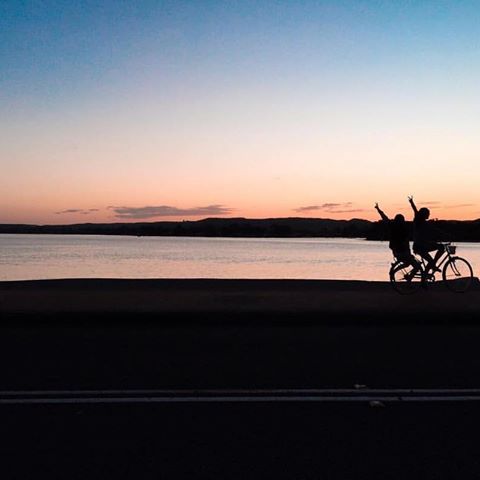 Bike rides 🚲 .
.
.
#photography #photoshoot #photo #photographer #photooftheday #photoshop #travel #travelphotography #travelblogger #travelgram #travelholic #bike #night #dark #sunset #orange #blue #water #mountains #bikeriding #effortlyss #lyss #light #friends #saratoga #australia #nsw #sydney #traveltheworld
.
Use #vercation7 to share posts u want us to see!(and you might even get featured!)
