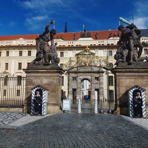 Αγάλματα από την αρχαια ελληνική μυθολογία της Τιτανομαχίας μεταξύ των θεών και των τιτάνων κοσμούν την είσοδο του κάστρου της Πράγας. Τα αρχικά αγάλματα κατασκευάστηκαν απο τον F. Platzer  1761-1762 και αντικαταστάθηκαν από τα αντίγραφα των C. Vosmík και A. Procházka το 1902.
#titans #giantsgate #titanwrestling
#castle #gate #presidentalpalace
#praguecastle #prague #praha #českárepublika #czehia #czehzrepublic #πραγα #τσεχια  #bohemia #travelblogger #traveling #explore #gothic #guard #presidentalguard
