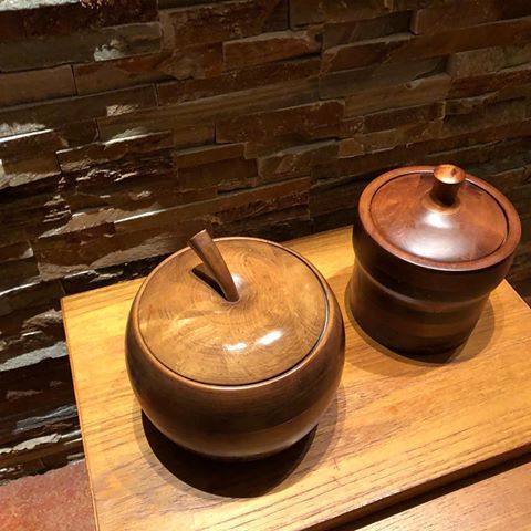 Deux superbes seaux à glace Baribocraft Mid Century - 2 unique designed ice buckets from Baribocraft for Mid century lovers! A Vintage Classic!#baribocraft #baribocraftcanada #icebucket #seauaglace #seauachampagne #midcenturymodern #midcenturymod #midcenturystyle #midcenturydecor #vintage #vintagestyle #vintagelook