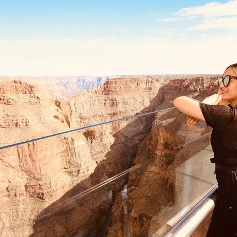 Skywalk est une grande passerelle au plancher de verre au-dessus du Colorado, au sommet du Grand Canyon à plus de 1200 mètres de haut!!
.
Commandé par la tribu indienne ce point de vue panoramique a été ouvert en mars 2007
.
Ps: les photos sont interdites elles sont prises sur place il faut les acheter 🤷🏼‍♀️
.
.
.
#lasvegas#nevada#usa#roadtrip#picoftheday#pic#instapic#picoftheday#picture#insta#instagram#travelphotography#travelgram#enjoy#style#blogueuse#bloggerstyle#influencer#blogger_de#instapic#picoftheday#picture#insta#instagram#travelphotography#travelgram#enjoy#style#blogueuse#bloggerstyle#influencer#blogger_de#style#woman#model#blogeusemode#picoftheday#mood#harleydavidson#route66#arizona#canyon#grandcanyon#colorado#skywalkgrandcanyon#america