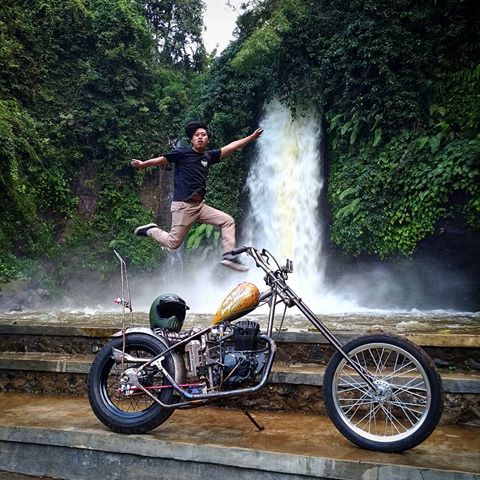 Entah Apa Yang Dia Mimpikan 🤣🤣🤣🤣... Bae Lah Yang Penting Bahagia ...
.
Have A Nice Sunday ... Tetap Bahagia ... .
.
#glindingkustom #momotoran #chopper #rideachopper #ride #ridechopper #waterfall #curugbangkong #kuningan #kabupatenkuningan #airterjun #chopperrules #choppershit #chopcult #wisata #indonesia #motorkustomindonesia #custommotorcycle #builtnotbought
