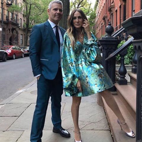 #fashionistaoftheday goes to @sarahjessicaparker . She posed alongside her #bff @bravoandy in a satin floral dress from the Spring 19’ @stellamccartney ready to wear collection. Thoughts on her looks. #fashion #instafashion #celebfashion #celebstyle #style #sarahjessicaparker #sjp #andycohen #stellamccartney #nyc #cltblogger #explorepage 📷 By: Instagram/ Vogue Blogged By: @taejh_911