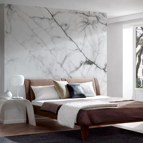 La Dolce Vita – ein Stück Toskana bei Dir Daheim. Carrarar Maromor ist einer der bekanntesten Marmore auf der ganzen Welt. Mit dieser Tapete kannst Du diesen ganz besonderen Marmor ganz leicht zu Dir nach Hause holen. Das schlichte und unaufällig auffällige Design passt in jeden Raum. Hierbei handelt es sich um personalisiertes Wandkleid, dass auf Deine Wandmaße skaliert werden kann.
#tapeten #tapete #wandkleid #tapetenliebe #home #marmor #schlafzimmer #wallpaper #wallcoverings #interiordesign #interiorinspo #interiorblogger #germaninteriorbloggers #couchmagazin #joliemagazine #wandkuss #weinheim #mannheim #heidelberg #darmstadt #frankfurt