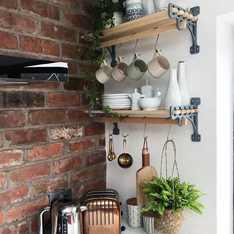 More shelving in the kitchen. This space was bit of dead space on this side of the kitchen but not anymore. We now have these beautiful shelves from @castinstyle and they fit in perfectly. Happy Tuesday all!