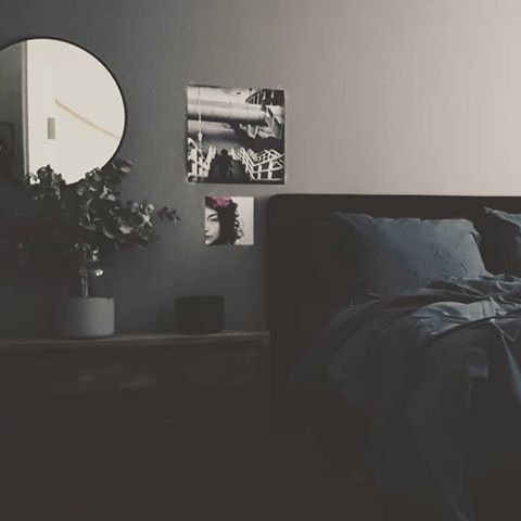 Sunday 🖤 #bedroom #weekendvibes #eucalyptus #grey #black #posters #dekuip #dark #sober #stoer #home #living #myhome #mystyle #interieur #styling #love #slaapkamer #interiorforyou #sunday #weekend #sundayvibes #photography #loveit  #freshbedding #binnenkijken #bijmijthuis