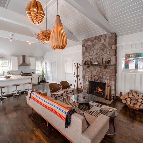 Loving these retro vibes at @amberlakecottage! Their renovated lakeside fishing cabin in the Catskills is like stepping into mid-century bliss. Link in bio to book!!
