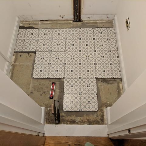 And so the tiling begins! Nel isn’t too sure about all the scary things being left on the floor ➡️
#goldenretriever #cottagestyle #cottage #cottagedecor #cottagestyle #norfolk #norfolkcottage #housereno #houserenovation #tiling #greypatternedtiles #tilemountainuk