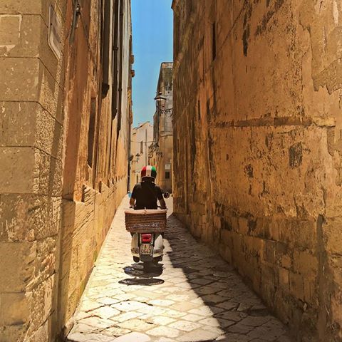 🎶 Ma com’è bello andare in giro per le strade salentine... 🎶
🎵
L’altro giorno, mentre ero in giro nel centro storico di Otranto, ho avuto la fortuna di imbattermi in questo ragazzo, su una vespa con tanto di casco tricolore e cestino, proprio mentre avevo l’intenzione di fotografare il vicolo dove mi trovavo.
È uscita fuori questa foto che a me piace davvero molto.
🇮🇹 🛵 🇮🇹
.
.
.
#photo #photography #fotografia #foto #yallersitalia #igersitalia #italy #salento #igers #lecce_cartoline #art #arte #vivodiparticolari #instaphoto #instasummer #instagramers #streetstyle #streetfashion #fashion #vespa #piaggio #igersalento #trip #travelling #viaggio #ioscattotuscrivi #vintage #vintagestyle
