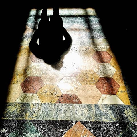 Per apprezzare la luce devi vivere il buio
.
.
.
#sanpietroburgo #floor #shadow #man #portrait #contrast #highcontrast #silhouette #thinking #window #light #sunlight