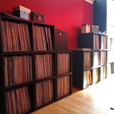 Happy Thursday kids! Things are coming along. The general rock/pop/hip-hop section is unpacked. Waiting on new shelving for the jazz/easy listening/exotica/soundtracks, etc. ❤️
#recordcollection #recordcollector #vinyl #vinylcollection #pileofempties