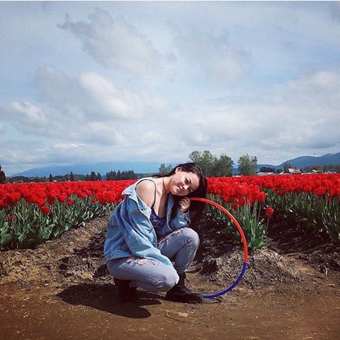I wanted to go play in the tulips so bad they look so gorgeous , luckily I can live vicariously through this beautiful photo of @sar.spins with her sacredflow hoop! 
Send me your sacred flow photos ♥️