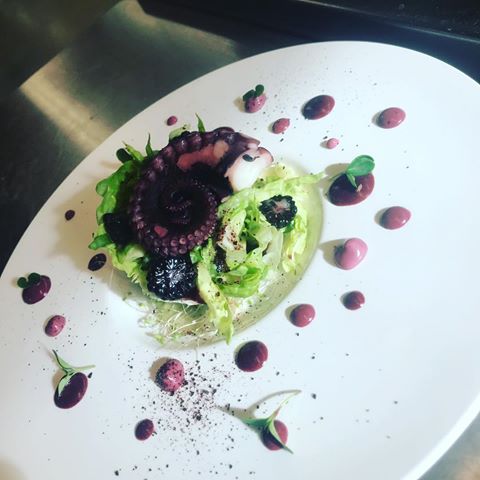 🌿🍃 Maybe something for the summer? #workinprogress #menu #chef #kitchen #salade #pulpo #blacnberry #loveit #mywork #food #instafood #foodporn #🐙🌿🍃