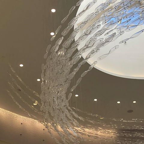 This stunning glass sculpture - seemingly swimming in a circle in the #towncenteratbocaraton mall - love the movement as it appears to spin. #sculpture #mallart #cool #art #swoosh statement for #bocaratonflorida #lookup and #seeit