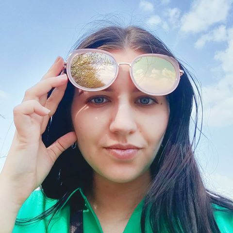 Когда пытаешься поймать отражение 👓
.
.
.
.
#liketime #likeforlike #likeforlikes #l4l #like4likes #followme #follow #instaphoto #instalike #photooftheday #girl #green #синий  #девушка #pose #model #волосы #hair #hairstyle #sky #greendress #nature_lovers #nature #glasses