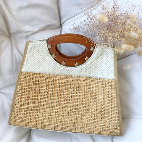 This beautiful genuine 1970’s vintage woven raffia hand bag with wooden handles is up for adoption. In great vintage condition.
DM to secure $40+postage
#thrift #newzealandthrift #opshop #opshopping #eco #ecofriendly #ethical #sustainable #sustainablefashion #sustainabledecor #pottery #vessel #beautiful #goodvibesonly #ethicalfashion #recycle #reuse #rehome #savvy #raffia #vintagehandbag #rattan #cane