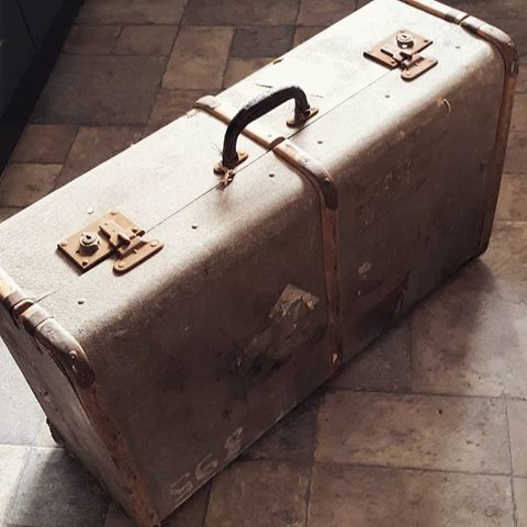 Picked up this vintage trunk off Gumtree and I just love how much character it adds to this space 😍💼 #interiordesign #vintage #trunk #storage #industrial #grey #instahome #rusticdecor #industrialhome #style #homeideas #home #hallway #homeinterior #instahomes #homedecor #interiors #realhomes #homeinspo #interior4all #homestyle #rustichome #homedetails #interiorstyling #myhome #realinstahomes #industrialdecor #industrialstyle