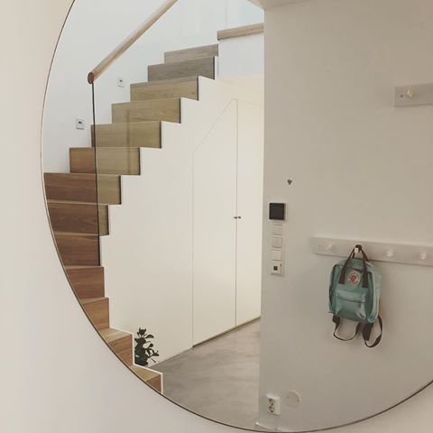 🔎 #hallway #circlemirror #oakstaircase #smartopobevaring #openhallway #glasrailing #microsementfloor #microsement #minimalisticinterior #scandinaviandesign #scandinavianliving #smartstorage #vaso_as
