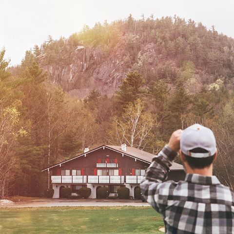 The Mountains are calling. @vacavibesind5 is in a Swiss inspired chalet nestled in the White Mountains, located only about 15 minutes from Mount Washington! Link in bio to book!